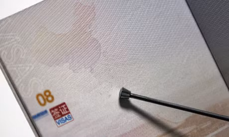 Không chỉ dừng lại ở một thủ đoạn chính trị láu cá, đường "lưỡi bò" in chìm trên hộ chiếu Trung Quốc là một âm mưu nham hiểm của Bắc Kinh nhằm độc chiếm Biển Đông Không chỉ dừng lại ở một thủ đoạn chính trị láu cá, đường "lưỡi bò" in chìm trên hộ chiếu Trung Quốc là một âm mưu nham hiểm của Bắc Kinh nhằm độc chiếm Biển Đông