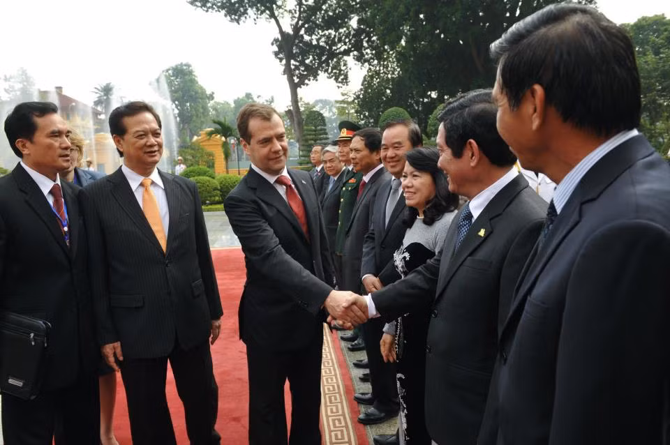 Thủ tướng Nguyễn Tấn Dũng giới thiệu với Thủ tướng D.Medvedev các thành viên Chính phủ