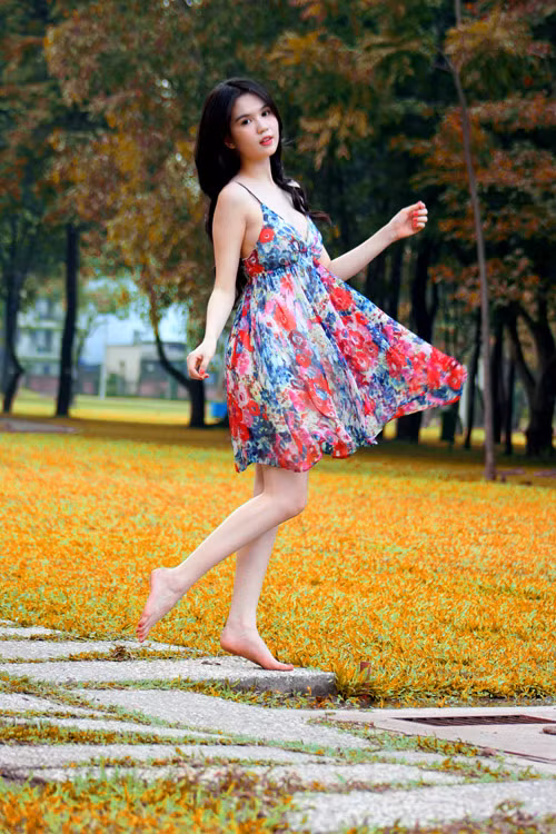 Người đẹp Ngọc Trinh buông bờ vai trần trắng nõn. Những chiếc váy nhẹ nhàng giúp cô nàng bay bổng trong gió mát ngày hè. (Theo 24h) >>Trọn bộ ảnh đẹp này của Ngọc Trinh Người đẹp Ngọc Trinh buông bờ vai trần trắng nõn. Những chiếc váy nhẹ nhàng giúp cô nàng bay bổng trong gió mát ngày hè. (Theo 24h) >>Trọn bộ ảnh đẹp này của Ngọc Trinh