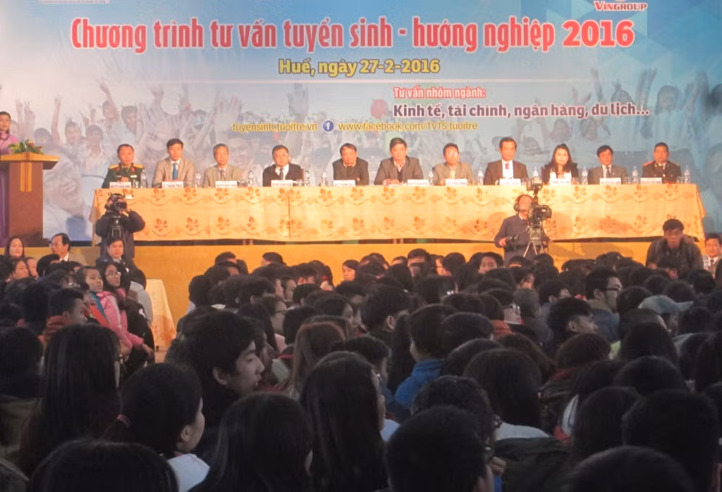 Chương trình tư vấn tuyển sinh – hướng nghiệp 2016 tại Huế có sự tham gia của nhiều chuyên gia tư vấn tuyển sinh uy tín. Ảnh: L.Chung Chương trình tư vấn tuyển sinh – hướng nghiệp 2016 tại Huế có sự tham gia của nhiều chuyên gia tư vấn tuyển sinh uy tín. Ảnh: L.Chung