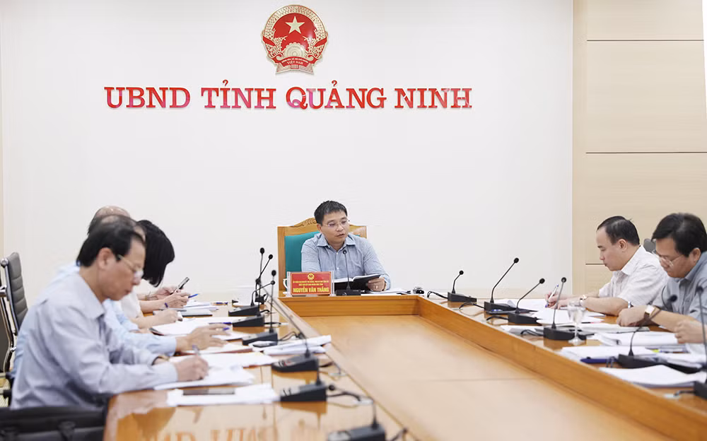 Chủ tịch Ủy ban nhân dân tỉnh Quảng Ninh Nguyễn Văn Thắng chủ trì một phiên họp tại Ủy ban nhân dân tỉnh, ảnh: congan.quangninh.gov.vn. Chủ tịch Ủy ban nhân dân tỉnh Quảng Ninh Nguyễn Văn Thắng chủ trì một phiên họp tại Ủy ban nhân dân tỉnh, ảnh: congan.quangninh.gov.vn.