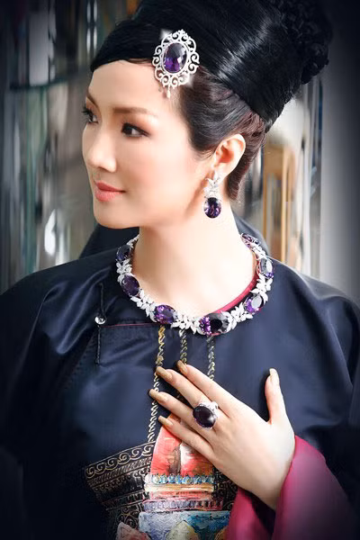 Với Giáng My, vẻ rạng rỡ của người phụ nữ là ở bên trong chứ không chỉ trên khuôn mặt. Với Giáng My, vẻ rạng rỡ của người phụ nữ là ở bên trong chứ không chỉ trên khuôn mặt.
