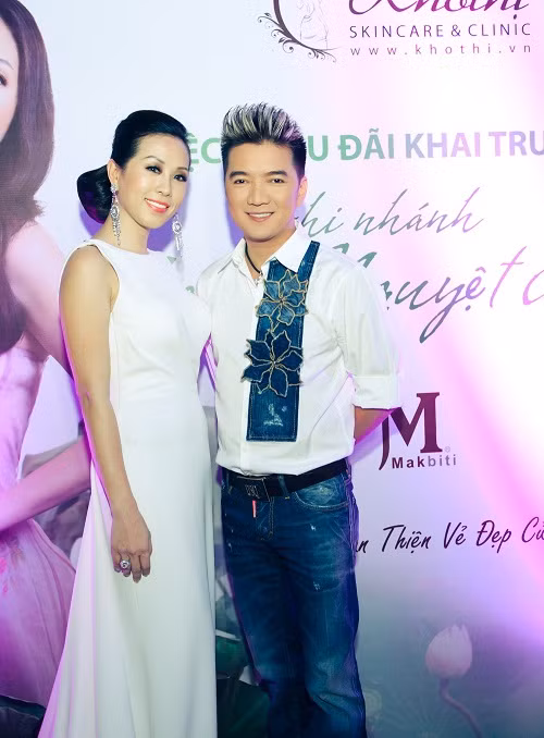 Ông hoàng nhạc Việt cũng tới dự event của Hoa hậu Thu Hoài với gu thời trang lạ mắt. Ông hoàng nhạc Việt cũng tới dự event của Hoa hậu Thu Hoài với gu thời trang lạ mắt.