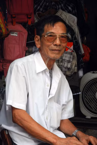 NS Trần Hạnh tại gian hàng của cô con dâu. Ảnh: St