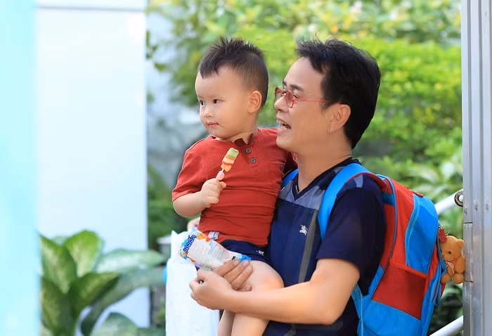 Nhạc sĩ Đức Huy cùng đứa con trai 2 tuổi kháu khỉnh.