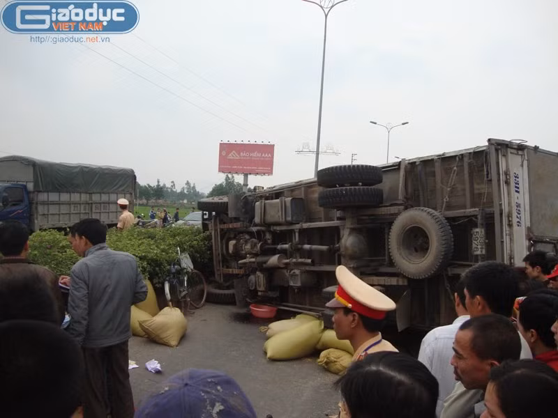 Chiếc xe đạp của nạn nhân được lấy ra khỏi gầm ô tô.