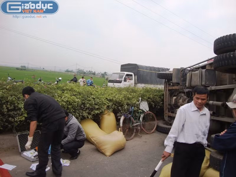 Lực lượng chức năng khám nghiệm hiện trường.