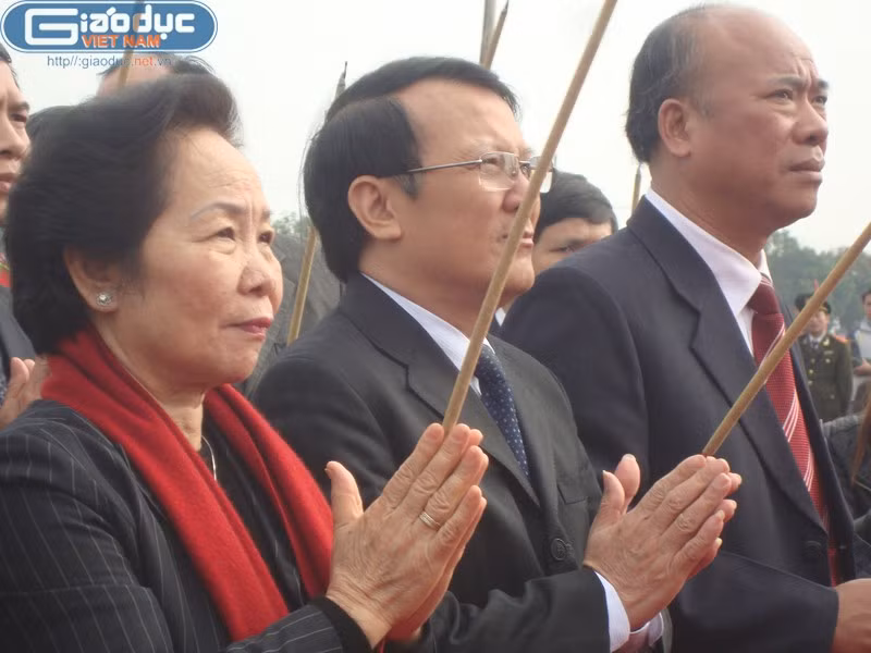 Phó Chủ Tịch nước Nguyễn Thị Doan thắp hương tại buổi lễ.