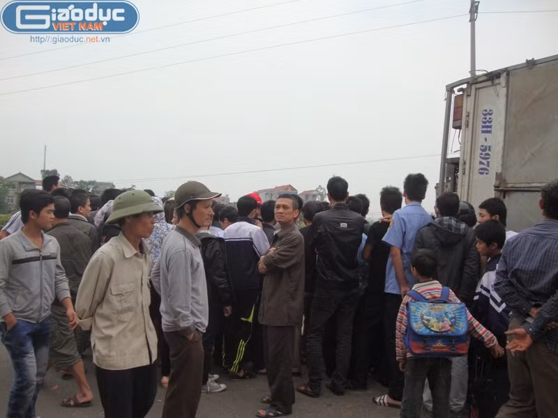 Người phụ nữ xấu số đã bị chiếc xe tải đè lên, chết ngay tại chỗ.