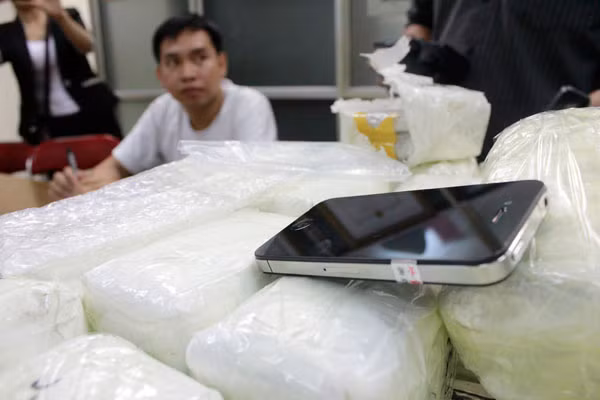 Đối tượng cùng số điện thoại lậu tại cơ quan công an.