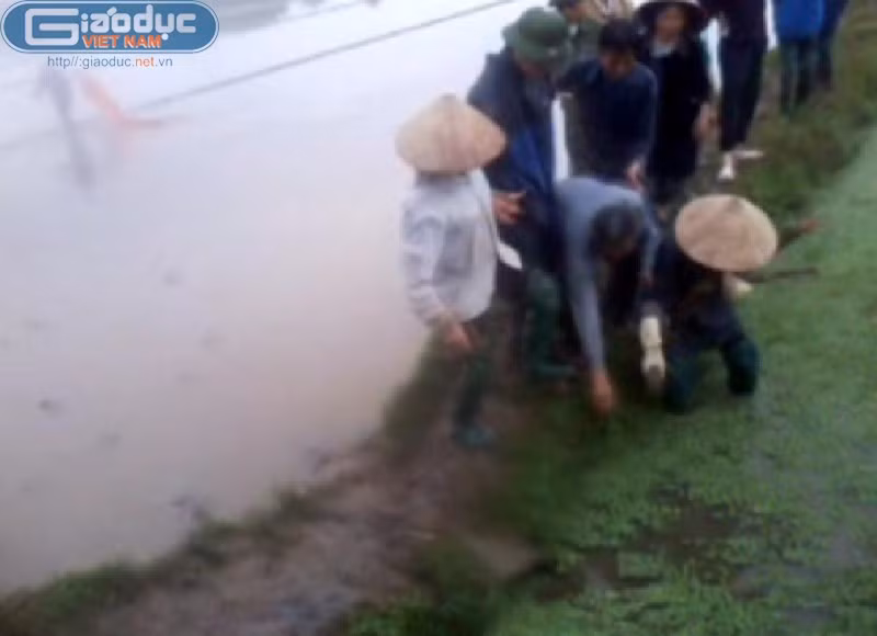 Một số người dân ngăn cản việc chia ruộng, họ nhổ cọc cắm mốc. (hình ảnh từ clip do người dân cung cấp) Một số người dân ngăn cản việc chia ruộng, họ nhổ cọc cắm mốc. (hình ảnh từ clip do người dân cung cấp)