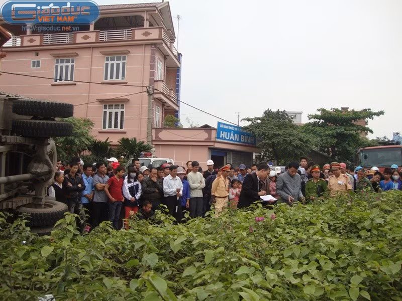 Lực lượng công an đã phong tỏa hiện trường, tìm cách đưa nạn nhân ra ngoài, đồng thời tiến hành khám nghiệm hiện trường.