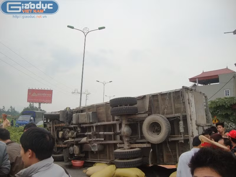 Chiếc xe tải nằm ngang đường, gây ách tắc giao thông.