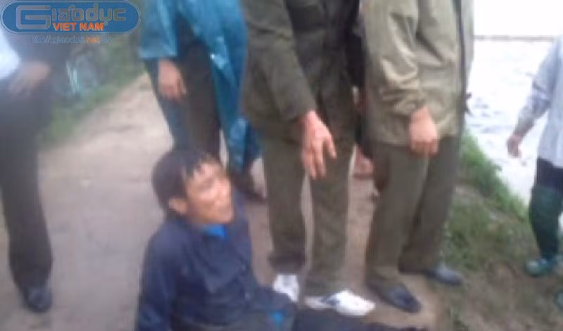 Ông Bẩy, người đươc cho là bị công an xã dùng dùi cui điện hành hưng. (Hình ảnh từ clip) Ông Bẩy, người đươc cho là bị công an xã dùng dùi cui điện hành hưng. (Hình ảnh từ clip)