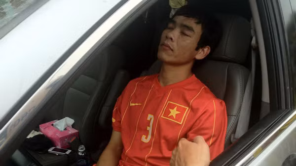 Hình ảnh phản cảm của Huy Hoàng khiến SLNA mất uy tín với nhà tài trợ.