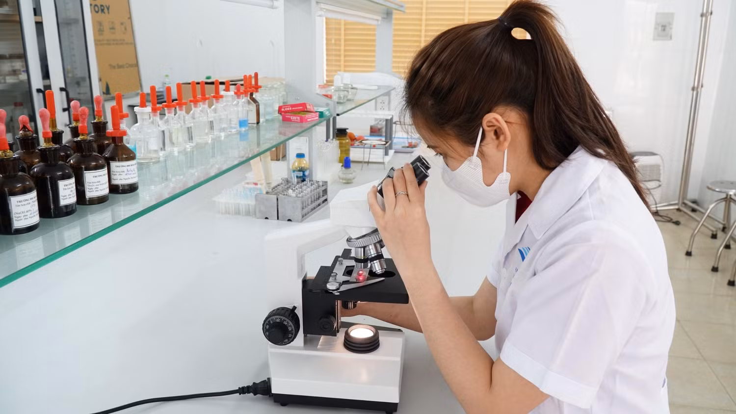 Nữ sinh ngành điều dưỡng luôn chủ động trong học tập, rèn luyện phát triển bản thân. (Ảnh: NVCC)