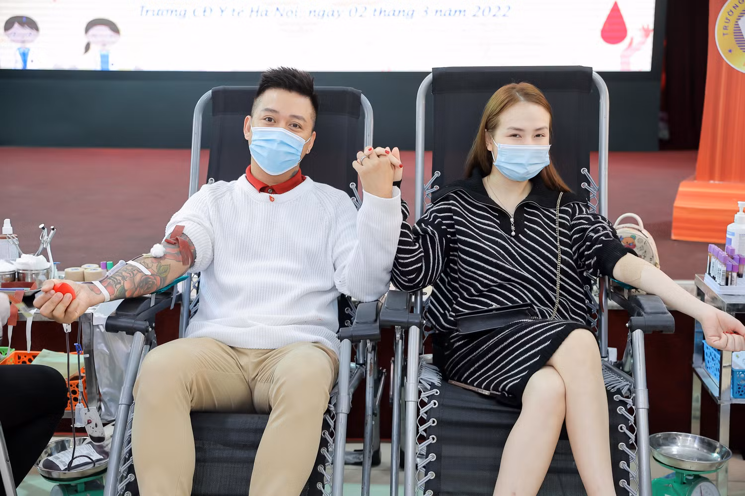 Ca sĩ Tuấn Hưng tham gia hiến máu tại Trường Cao đẳng Y tế Hà Nội. (Ảnh: NTCC) Ca sĩ Tuấn Hưng tham gia hiến máu tại Trường Cao đẳng Y tế Hà Nội. (Ảnh: NTCC)