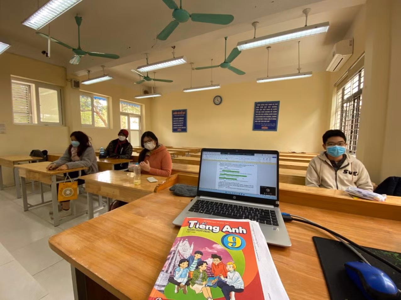Trước khi mắc Covid-19, cô Hằng dạy học trực tiếp, có những ngày lớp chỉ có 4 học sinh, các học sinh còn lại đều phải học trực tuyến. (Ảnh: NVCC) Trước khi mắc Covid-19, cô Hằng dạy học trực tiếp, có những ngày lớp chỉ có 4 học sinh, các học sinh còn lại đều phải học trực tuyến. (Ảnh: NVCC)