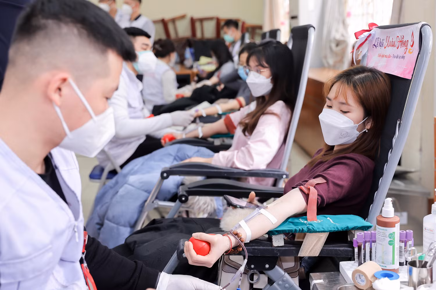 Chương trình “Blouse trắng - Trái tim hồng” nhằm lan tỏa sự yêu thương đến những bệnh nhân đang cần máu để chữa trị. (Ảnh: NTCC) Chương trình “Blouse trắng - Trái tim hồng” nhằm lan tỏa sự yêu thương đến những bệnh nhân đang cần máu để chữa trị. (Ảnh: NTCC)