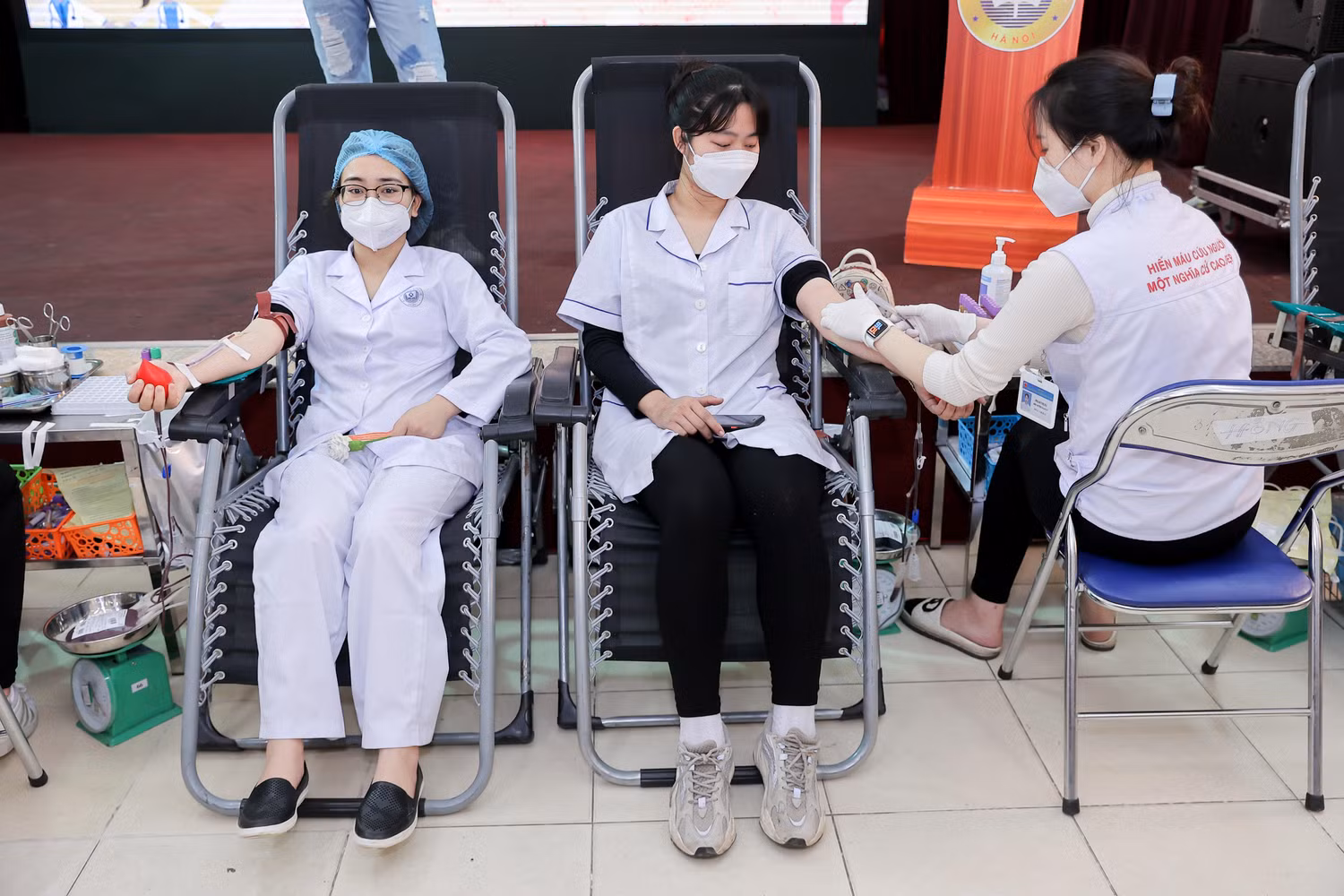 Nhiều cán bộ, giảng viên, sinh viên của trường tham gia chương trình “Blouse trắng - Trái tim hồng”. (Ảnh: NTCC) Nhiều cán bộ, giảng viên, sinh viên của trường tham gia chương trình “Blouse trắng - Trái tim hồng”. (Ảnh: NTCC)