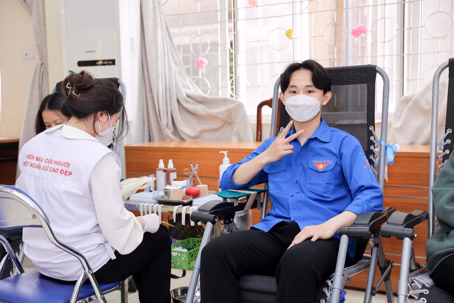 Tình nguyện viên tham gia hiến máu tại chương trình hiến máu "Blouse-Trái tim hồng". (Ảnh: NTCC) Tình nguyện viên tham gia hiến máu tại chương trình hiến máu "Blouse-Trái tim hồng". (Ảnh: NTCC)