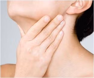 4. Đau họng và đau đầu: Cũng giống như các triệu chứng khác, đau họng và đau đầu có thể nhận ra nếu bạn đang ở giai đoạn cửa sổ. Nếu bạn nhớ gần đây mình có sex nguy cơ không an toàn thì nên đi kiểm tra HIV lúc này. Điều này còn mang lại sự an toàn cho người khác, bởi đây cũng là giai đoạn HIV dễ lây nhất.