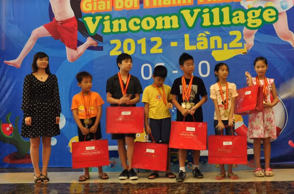 Các bé nhận phần thưởng cho Giải đồng đội xuất sắc nhất. Các bé nhận phần thưởng cho Giải đồng đội xuất sắc nhất.