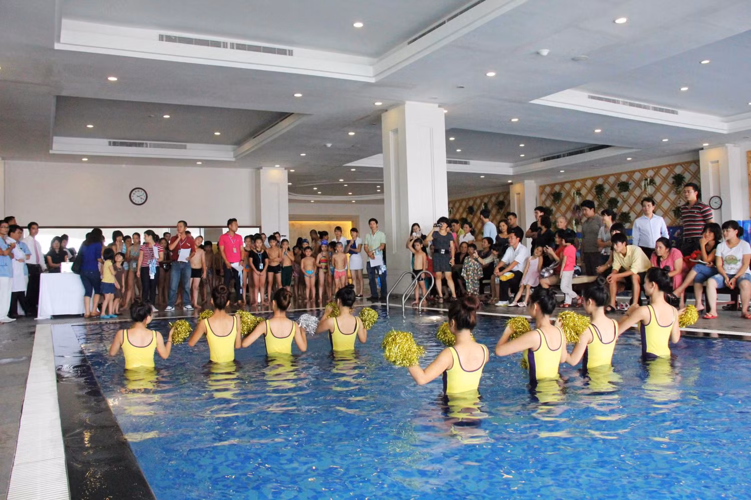 Không khí khai mạc trở nên sôi động với sự trình diễn dưới nước của nhóm nhảy, hứa hẹn một cuộc tranh tài bơi lội gay cấn, hấp dẫn sắp diễn ra. Không khí khai mạc trở nên sôi động với sự trình diễn dưới nước của nhóm nhảy, hứa hẹn một cuộc tranh tài bơi lội gay cấn, hấp dẫn sắp diễn ra.