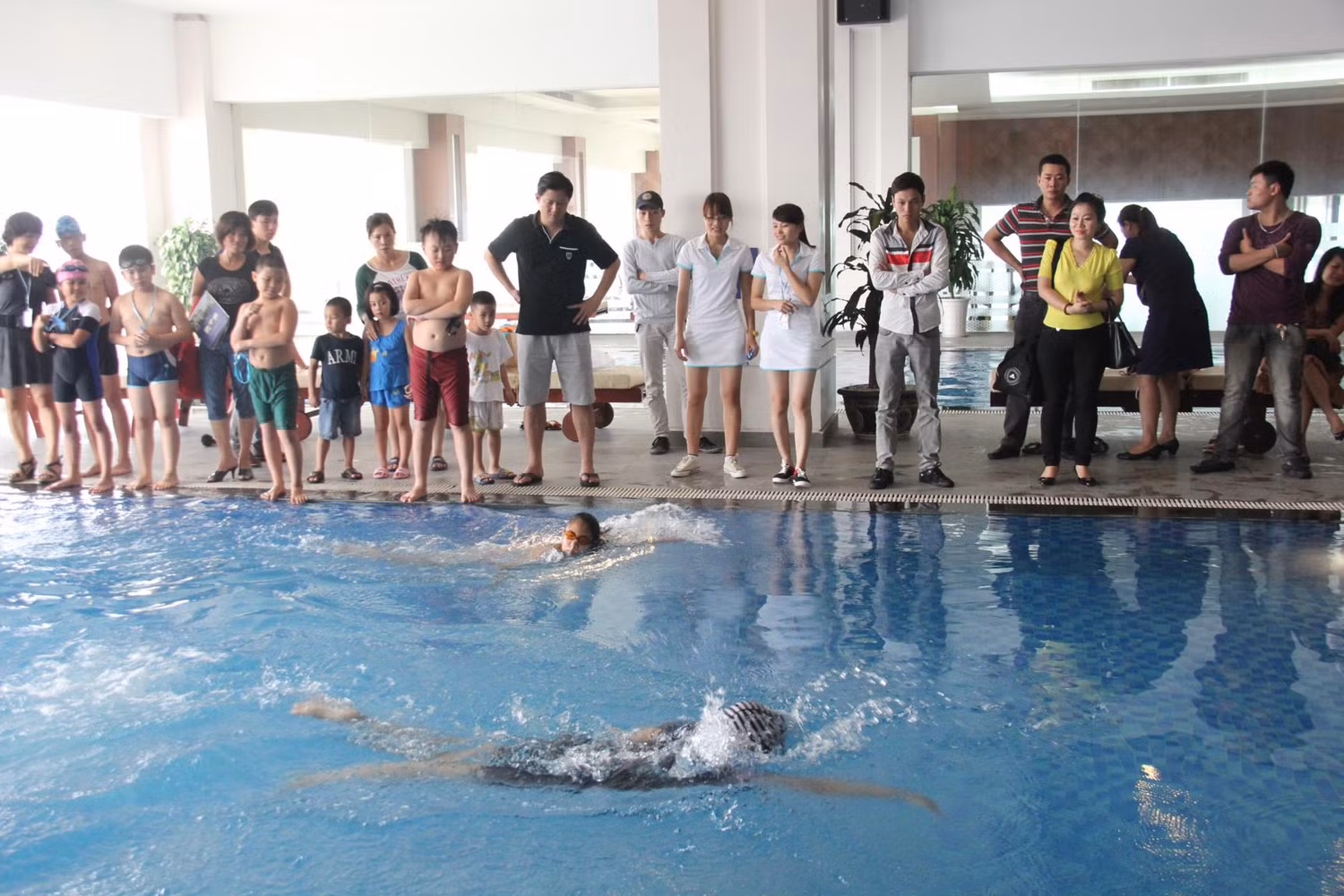Mặt nước khuấy đảo cho thấy sự quyết tâm dành chiến thắng của các vận động viên nhí. Mặt nước khuấy đảo cho thấy sự quyết tâm dành chiến thắng của các vận động viên nhí.