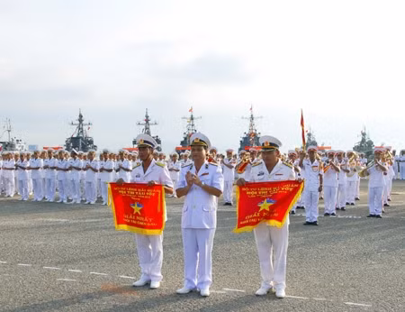 Chuẩn Đô đốc Đinh Gia Thật trao giải nhất cho các tàu đạt giải. Chuẩn Đô đốc Đinh Gia Thật trao giải nhất cho các tàu đạt giải.