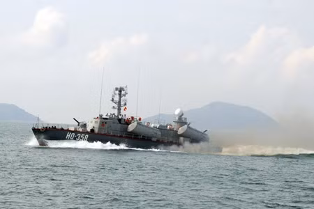 Tàu Vùng 3 thi thực hành trên biển. Tàu Vùng 3 thi thực hành trên biển.