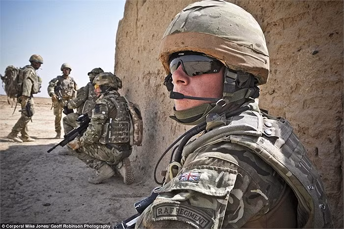 Các binh sĩ Phi đội số 58 của Không quân Hoàng gia Anh tuần tra gần trại Bastion ở Afghanistan Các binh sĩ Phi đội số 58 của Không quân Hoàng gia Anh tuần tra gần trại Bastion ở Afghanistan