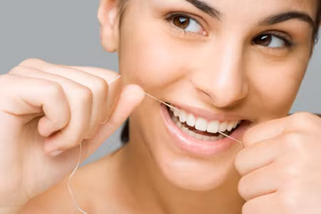 Vì vậy, nhai kẹo cao su sau bữa ăn là chưa đủ để bảo vệ răng miệng. “Dùng chỉ nha khoa là rất quan trọng vì những thay đổi nội tiết xảy ra ở phụ nữ trong tuổi dậy thì hay thời kì mang thai, mãn kinh có thể làm phát sinh các vi khuẩn trong miệng, gây ra các bệnh nướu răng dễ dàng hơn”, ông Chevy Chase, chuyên gia nha khoa, cho biết.
