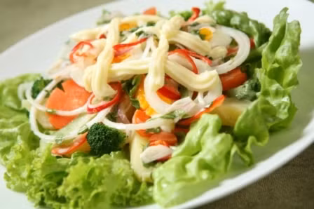Salad luôn là thực đơn ưu tiên: Đừng cho rằng một bát đầy rau sẽ là một thực đơn lành mạnh. Vì sự thật là như thế này, “Đối với các cửa hàng thức ăn nhanh, salad chẳng khác nào một chiếc hăm-bơ-gơ được đựng trong một cái bát”, Brie Turner-McGrievy, chuyên viên nghiên cứu y tế tại Washington, DC, khẳng định.