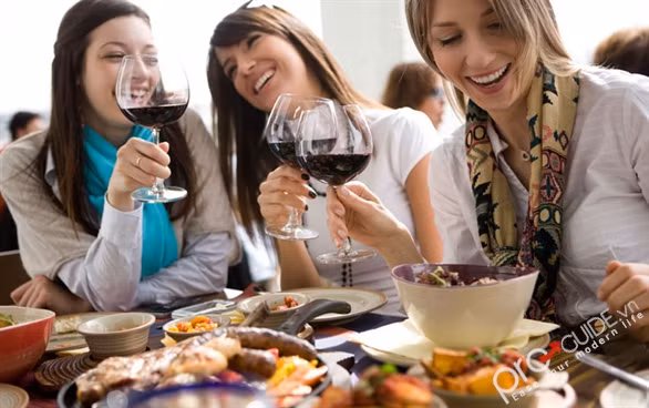 Việc có những bạn bè “to lớn” có thể tạo cho bạn cảm giác yên tâm về kích cỡ của mình, bạn cảm thấy bé nhỏ so với họ dù thực tế, bạn “tròn vo”. Tăng cân cũng giống như các mạng xã hội, tính “truyền nhiễm” của chúng rất mãnh liệt. Trong một nghiên cứu khác của Đại học Texas nhận thấy rằng 82% số người sẽ nghiện rượu khi bạn bè của họ thoải mái trong khoản này.