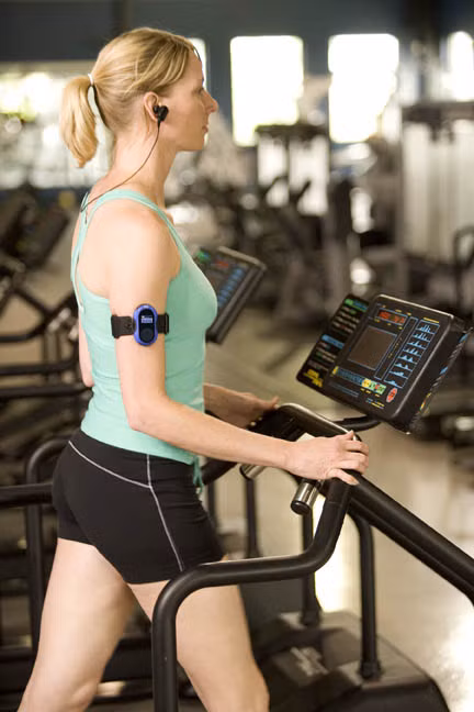 Nếu bạn không thể xác định được âm lượng như thế nào là an toàn, hãy hỏi người bên cạnh: nếu họ có thể nghe thấy rõ bài hát bạn đang nghe, có nghĩa là bạn nên điều chỉnh lại âm lượng.