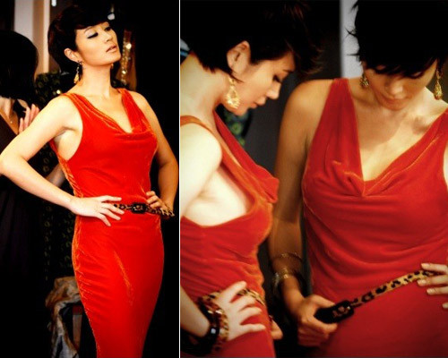 Càng về sau, Kim Hye Soo càng chọn cho mình những bộ đồ táo bạo hơn, sexy hơn, tuy nhiên, chúng không hề làm mất đi vẻ đẹp quý phái vốn có của người đẹp.