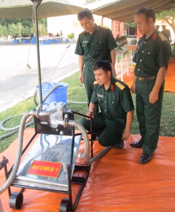 Hệ thống bơm hút lọc nhiên liệu O của tên lửa tại khu trưng bày sáng kiến cải tiến kỹ thuật của Lữ đoàn 490.