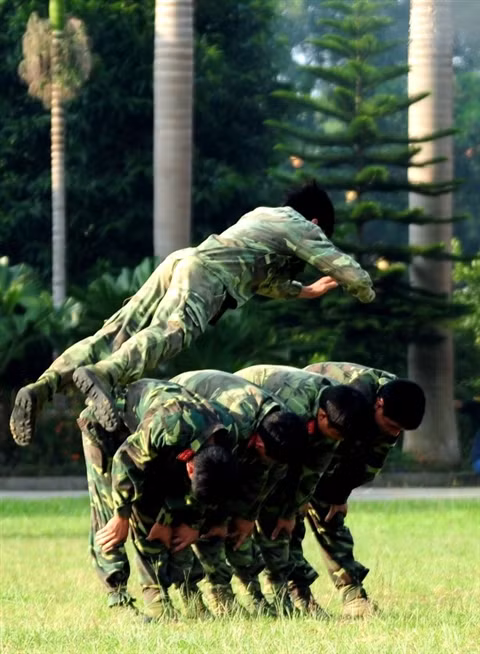 Luyện bài nhảy cao... Luyện bài nhảy cao...