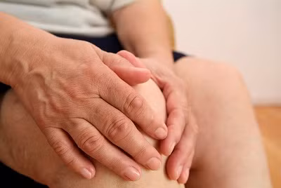 Sốt, mệt mỏi, đau xương và khớp, có biểu hiện thiếu máu hoặc chảy máu, có khối u có nhận thấy trong khoang bụng, là hậu quả của sự phình to lá lách (có thể được phát hiện bằng việc kiểm tra đường ruột).
