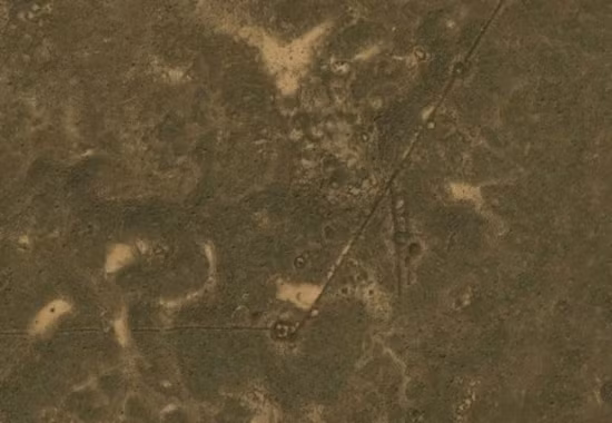 Các di tích và lăng mộ cổ: Giáo sư David Kennedy thuộc trường Đại học Tây Úc sử dụng Google Earth để thăm dò các di tích tại Ả Rập. Ông phát hiện hàng nghìn lăng mộ và một số di tích cổ khác có niên đại khoảng 9000 năm. Các di tích và lăng mộ cổ: Giáo sư David Kennedy thuộc trường Đại học Tây Úc sử dụng Google Earth để thăm dò các di tích tại Ả Rập. Ông phát hiện hàng nghìn lăng mộ và một số di tích cổ khác có niên đại khoảng 9000 năm.