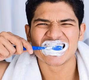 Đánh răng quá mạnh: Dùng lực quá nhiều khi đánh răng có thể làm tổn thương nướu, có thể gây hại cho răng. “Cần phải đánh răng với một lực vừa phải. Lực bạn sử dụng để đánh răng tưởng rằng như rất nhẹ, nhưng thực tế lại là lớn vì lực đó chỉ tập trung ở một khu vực nhỏ”, giáo sư Peter Heasman, chuyên gia răng miệng ở trường Đại học Newcastle (Anh) cho biết.