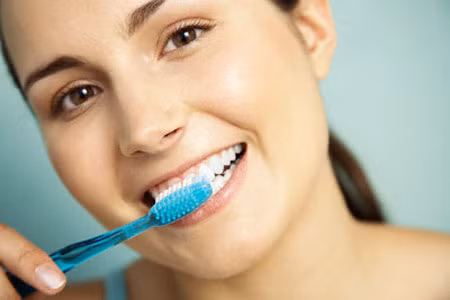 Bên cạnh đó, có nhiều người quan niêm đánh răng càng lâu càng sạch. Điều này cũng gây tổn hại cho lợi và men răng.