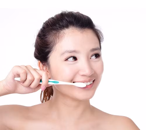 Đánh răng ngang trên mặt răng nói khác đi giống như hành động mài răng, không thể loại bỏ những cặn dư thừa này mà còn có thể gây ra những khuyết tật cho răng như viêm nướu, viêm nha chu hay răng nhạy cảm...