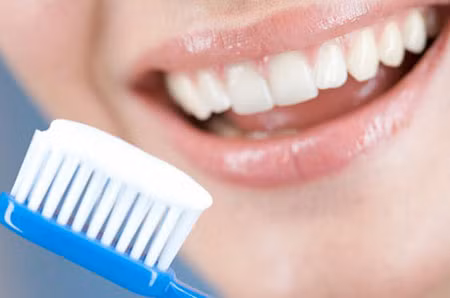 Các nha sỹ khuyến nghị bạn nên đánh răng bằng nước ấm vì đó là môi trường nhiệt độ gần nhất với nhiệt độ cơ thể.