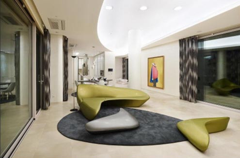 Căn villa này nằm ở khu Cheongdam-dong trực thuộc quận Gangnam, một trong 25 quận của thủ đô Seoul, Hàn Quốc. Năm 2010, người chủ gần đây nhất của nó đã mua lại biệt thự với giá 3,7 tỷ won (tương đương 3,3 triệu USD). Căn villa này nằm ở khu Cheongdam-dong trực thuộc quận Gangnam, một trong 25 quận của thủ đô Seoul, Hàn Quốc. Năm 2010, người chủ gần đây nhất của nó đã mua lại biệt thự với giá 3,7 tỷ won (tương đương 3,3 triệu USD).