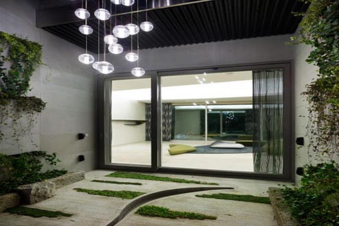 Chủ nhân là giám đốc cấp cao tại một công ty Hàn Quốc có trụ sở tại Hong Kong và Mỹ. Do phải đi công tác nhiều nên ông ít khi về nhà. Theo lời công ty môi giới, ngôi nhà này đắt giá nhất vì ở vị trí đắc địa tại trung tâm Gangnam, cùng tầm nhìn hướng ra con sông Hàn mát mẻ. Chủ nhân là giám đốc cấp cao tại một công ty Hàn Quốc có trụ sở tại Hong Kong và Mỹ. Do phải đi công tác nhiều nên ông ít khi về nhà. Theo lời công ty môi giới, ngôi nhà này đắt giá nhất vì ở vị trí đắc địa tại trung tâm Gangnam, cùng tầm nhìn hướng ra con sông Hàn mát mẻ.