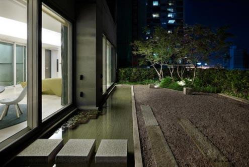 Phòng khách, phòng tắm và bức tường trước nhà được tô điểm bằng đá cẩm thạch mang về từ Tây Ban Nha. Trong vườn có một cái hồ nhỏ. Phòng khách, phòng tắm và bức tường trước nhà được tô điểm bằng đá cẩm thạch mang về từ Tây Ban Nha. Trong vườn có một cái hồ nhỏ.