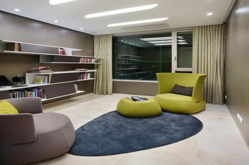 Villa nằm trong khu dân cư cao cấp mang tên Markhills cùng với 37 căn khác. Khu dân cư này được hưởng thụ những dịch vụ cao cấp như phòng tiệc chung, trung tâm thể dục thẩm mỹ, phòng tập yoga, hầm rượu. Mỗi biệt thự có 3 chỗ để xe ôtô. Villa nằm trong khu dân cư cao cấp mang tên Markhills cùng với 37 căn khác. Khu dân cư này được hưởng thụ những dịch vụ cao cấp như phòng tiệc chung, trung tâm thể dục thẩm mỹ, phòng tập yoga, hầm rượu. Mỗi biệt thự có 3 chỗ để xe ôtô.