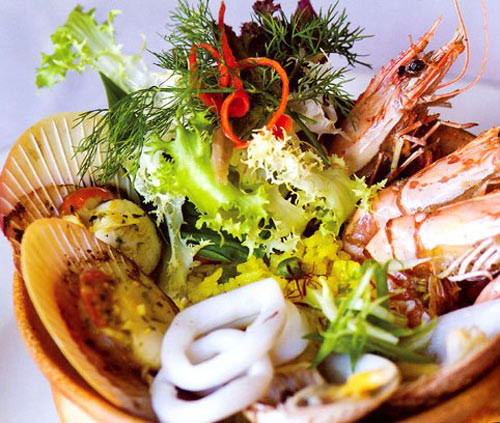 13. Dị ứng với động vật có vỏ: Tiếp xúc hoặc ăn loại động vật có vỏ như tôm hoặc cua có thể gây phát ban, sưng môi, mặt, hoặc cổ họng, khó thở và buồn nôn.